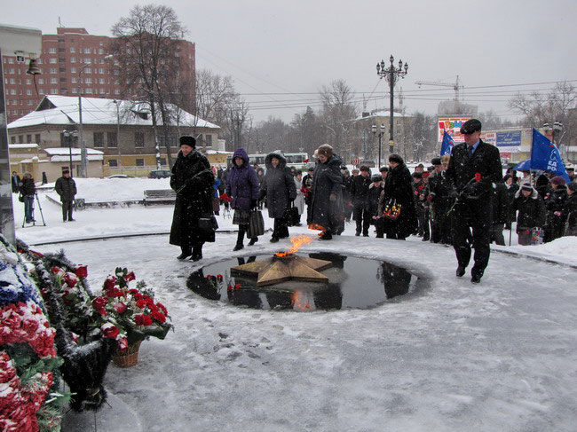 Возложение цветов к вечному огню