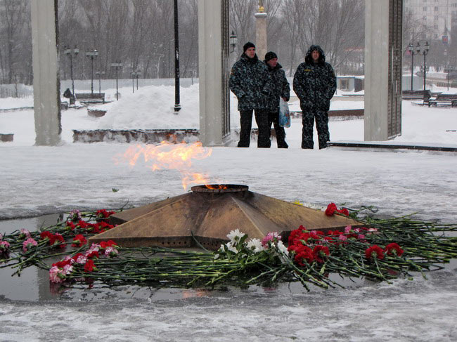 Возложение цветов к вечному огню