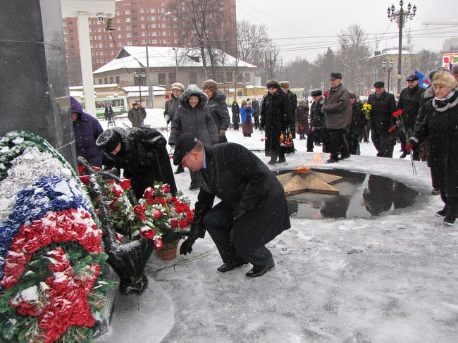 Возложение цветов к вечному огню
