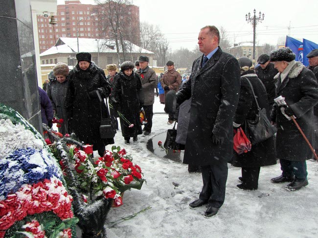 Возложение цветов к вечному огню
