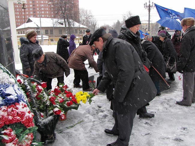 Возложение цветов к вечному огню