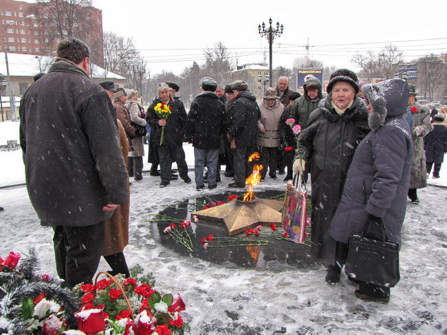 Возложение цветов к вечному огню