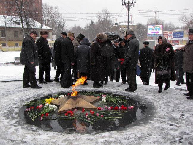 Возложение цветов к вечному огню