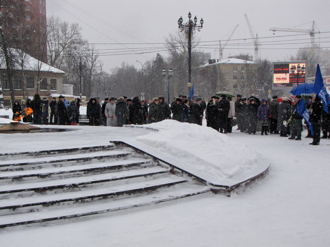 Возложение цветов к вечному огню