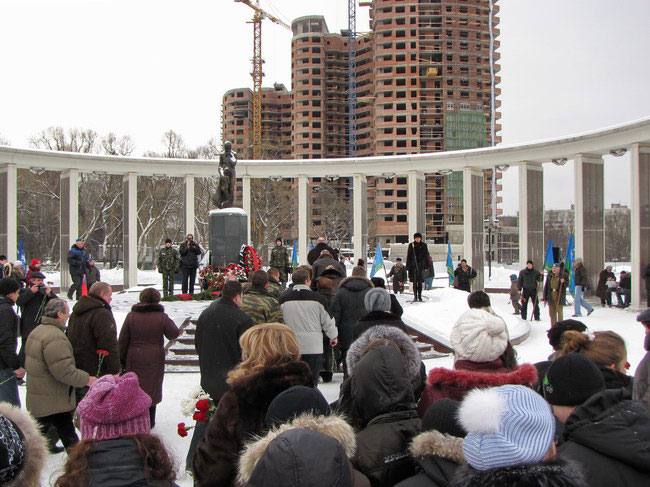Митинг у мемориала