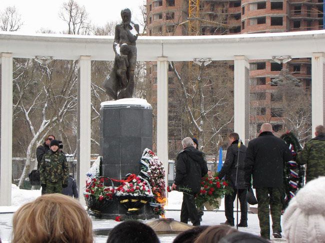 Митинг у мемориала