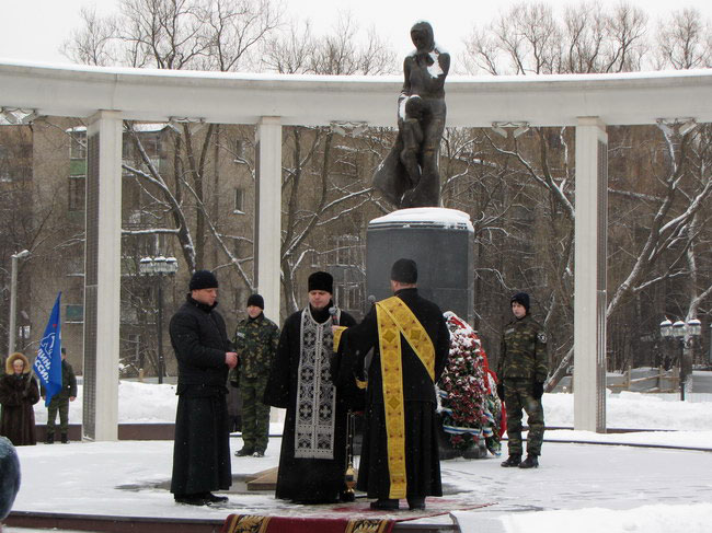 Митинг у мемориала