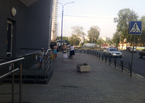 Клумба посреди тротуара
