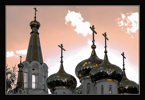 Кресты и купола.